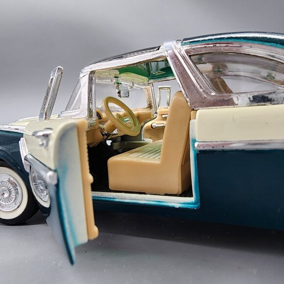 1:24 1955 Ford Fairlane Crown Victoria Diecast Model Car Cream Green - Picture 3 of 11